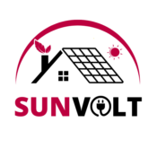 Na obrázku je logo firmy SunVolt, ktorá predáva fotovoltaiku, fotovoltiku a solárne systémy. Logo je ružovo-čierno-biele. Na logu je dom, slnečné kolektory, slnko, komín, okno, oblúk a lístok. Logo je ružovo-čierne, v ktorom dominuje zástrčka. Firma momentálne ponúka zdarma aj čistenie a údržbu fotovoltiky. Aktuálne je na fotovoltiku na kľúč zľava 20%.