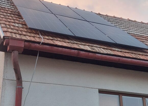Slnečná energia z oboch strán strechy – 6 kW výkonu