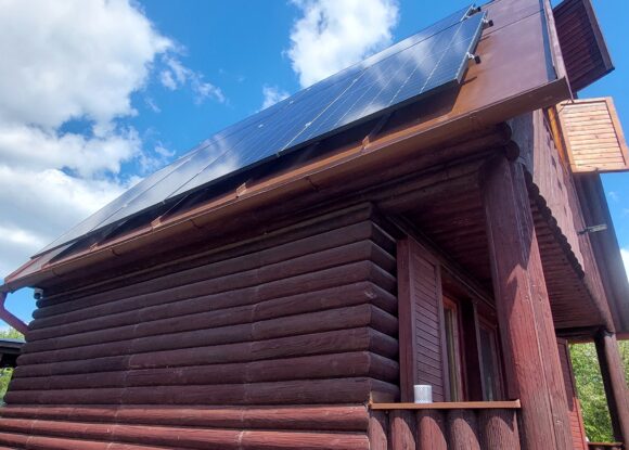 Ticho namiesto hluku – off-grid fotovoltika pre záhradnú chatu