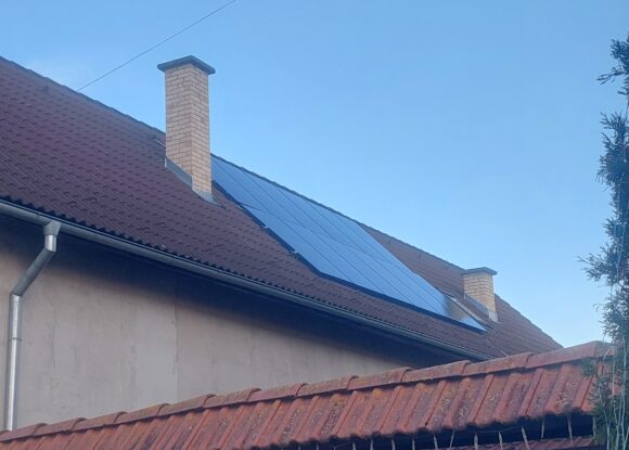 Slnko pomáha šetriť – 6 kW fotovoltika cez Zelenú solidaritu